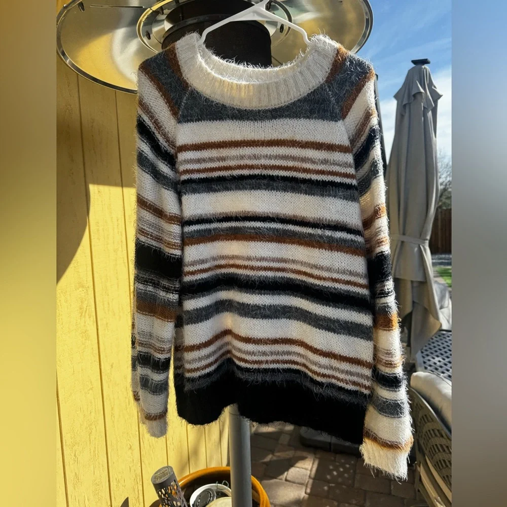 BKE woman’s sweater - Picture 1 of 7